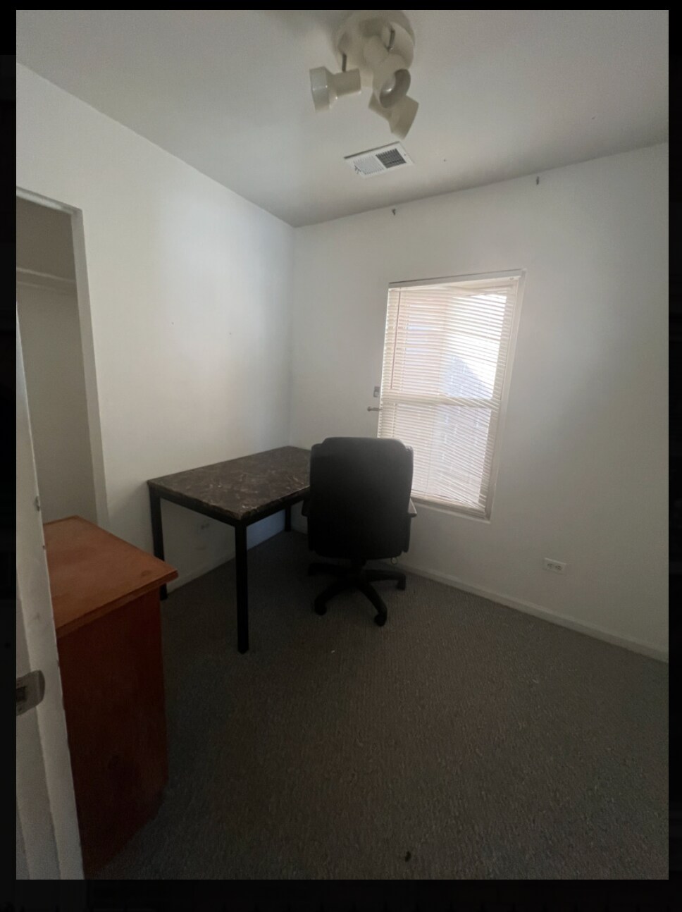 Building Photo - 821 N Hermitage Ave