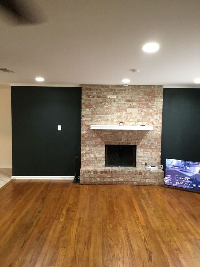 Building Photo - 529 Yolanda Ln