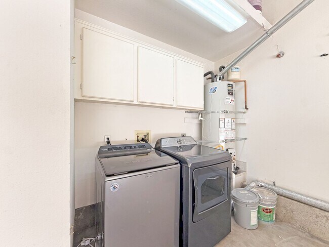 Building Photo - SD: Spacious 3BD/3BA Home in University City with Community Pool, Backyard Patio & 2-Car Garage