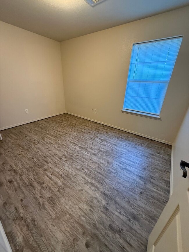 Building Photo - 3 bed, 2 bath, 1 car garage House