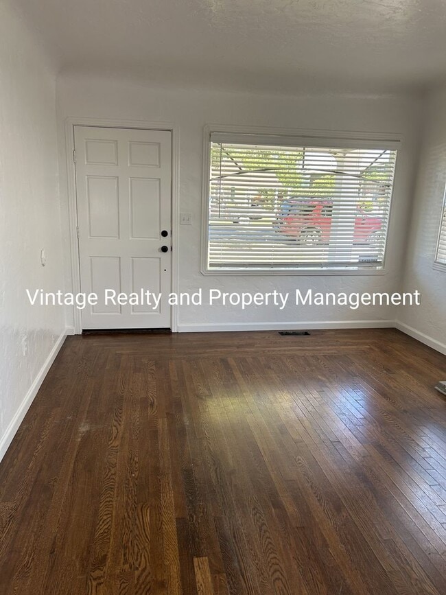 Building Photo - Updated 2 Bedroom Classic Home That's Ready To Go!!!