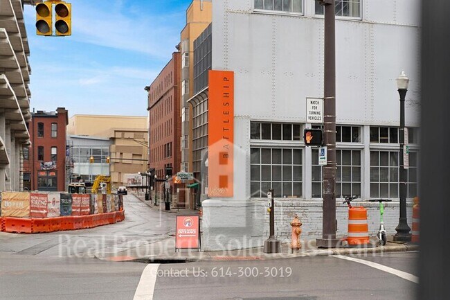 Building Photo - Downtown Condo!