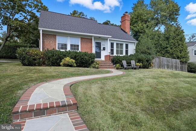 Building Photo - 511 Crestwood Dr