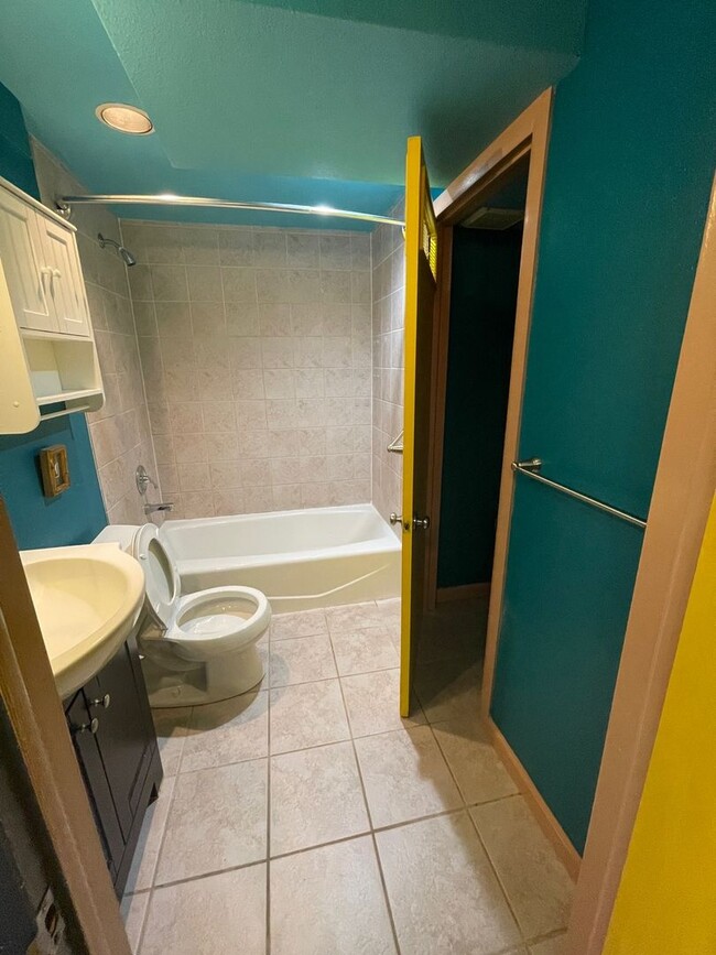 Building Photo - Furnished 2 Bedroom Garden Level Apartment in Upper Table Mesa Near Bear Creek Park