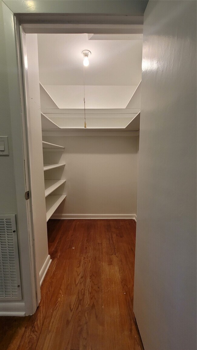 Building Photo - 801 Rosewood Dr