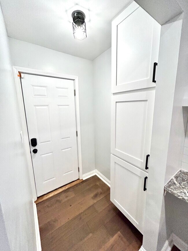 Building Photo - 211 Hawkes Ave