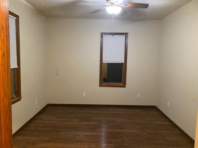 Building Photo - 3 Bed | 1.5 Bath | House