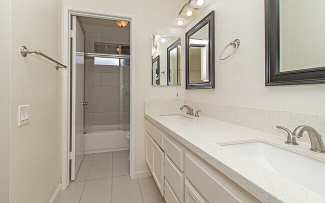 Building Photo - Home in the Community of Del Mar Highlands!