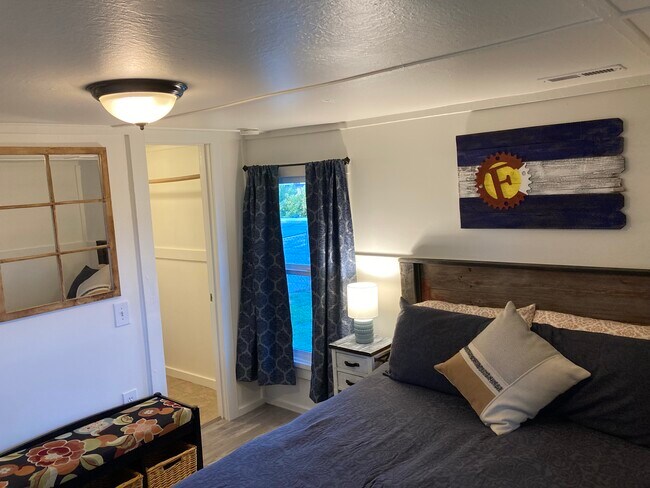 Building Photo - 405 W Aspen Ave