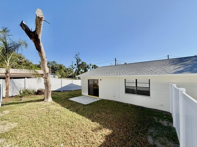 Building Photo - 5212 Peach Ave