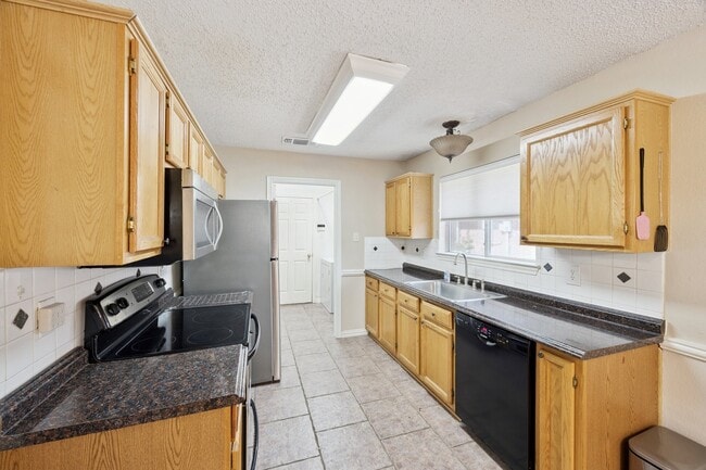 Building Photo - 2902 Hollis Dr