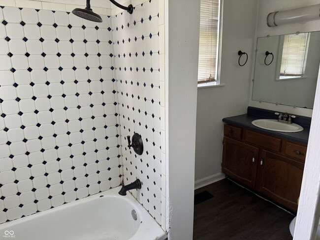 Building Photo - 603 E Clyde St