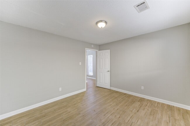 Building Photo - 5054 Pine Cliff Dr