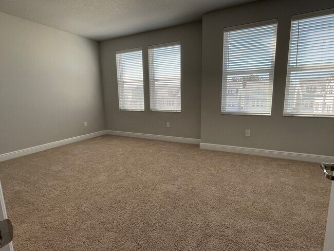 Building Photo - Annual Unfurnished 3 Bedroom, 3.5 Bathroom Townhome adjacent to Downtown Sarasota