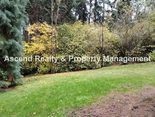 Building Photo - Price Reduced! Beautifully Updated 2 Level...