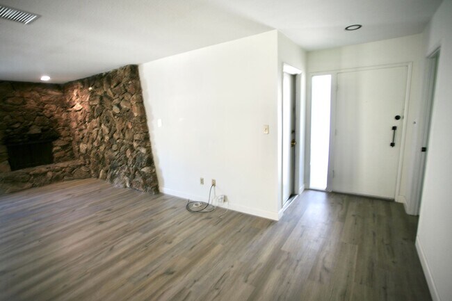 Building Photo - 3br, 2ba in a Great Family Neighborhood Av...