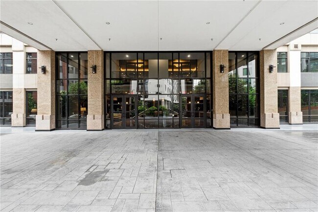 Building Photo - 3481 Lakeside Dr NE