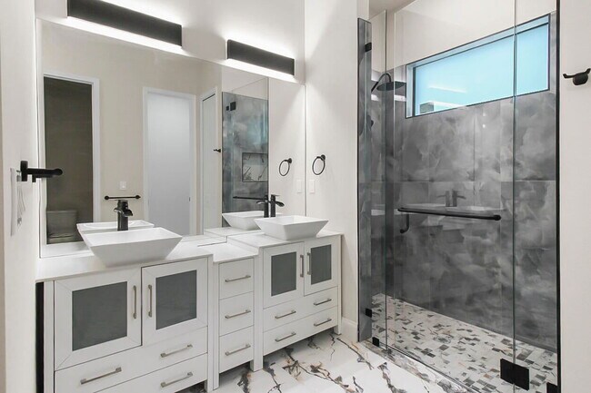 Building Photo - 1143 SW Estaugh Ave