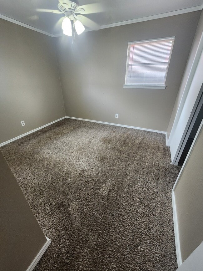 Building Photo - 3 bed 2 bath home, move in ready!