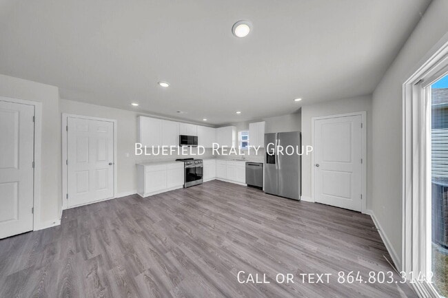 Building Photo - 161 Davis Dr
