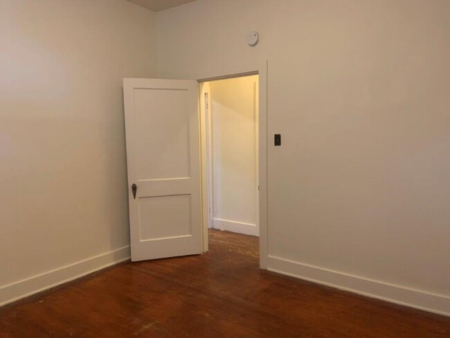 Building Photo - 1st Floor 1 Story 1 Bedroom 1 Bathroom Apa...