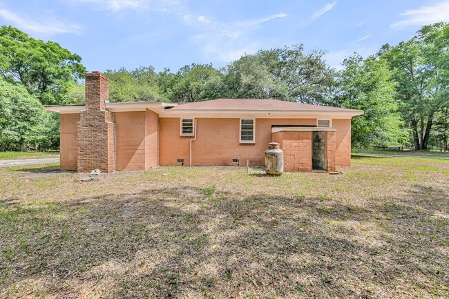 Building Photo - Quiet Coastal Home