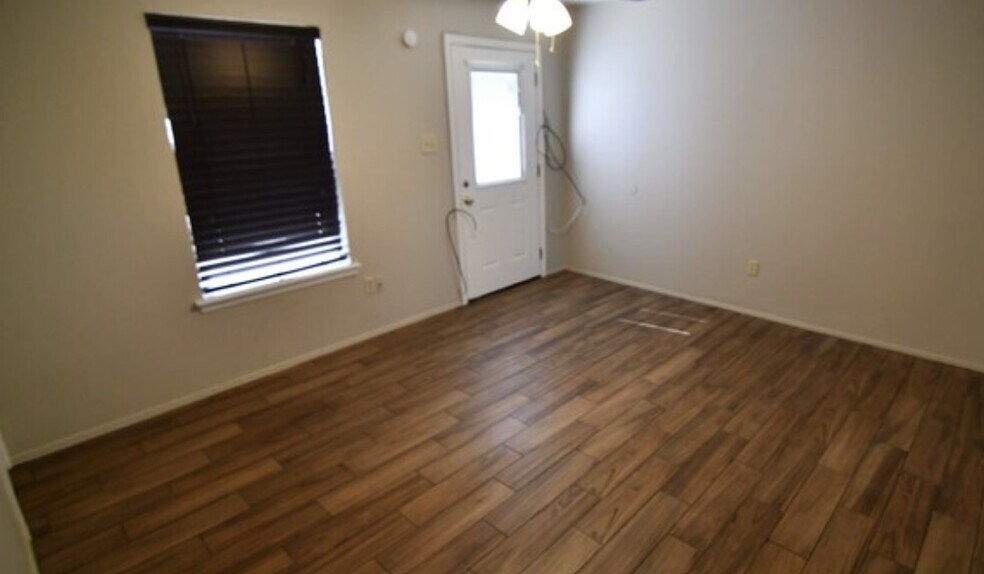 Building Photo - 4587 Yvonne Dr