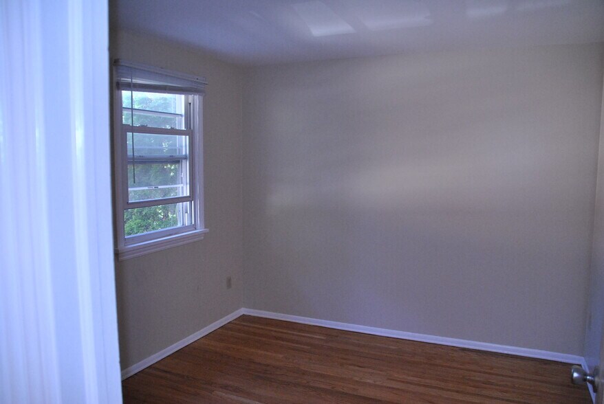 Bedroom 2 - 1165 Whitney Rd E