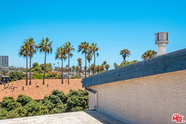 Building Photo - 2221 Ocean Ave