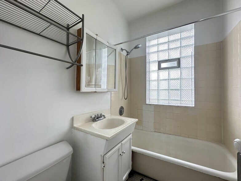 Building Photo - 2462 N Linden Pl