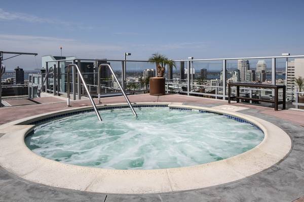 Roof Deck Hotub - 1080 Park Blvd