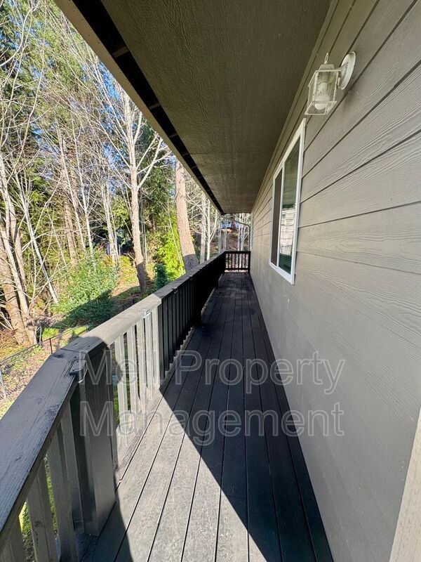 Building Photo - 490 SE Alpine Ave