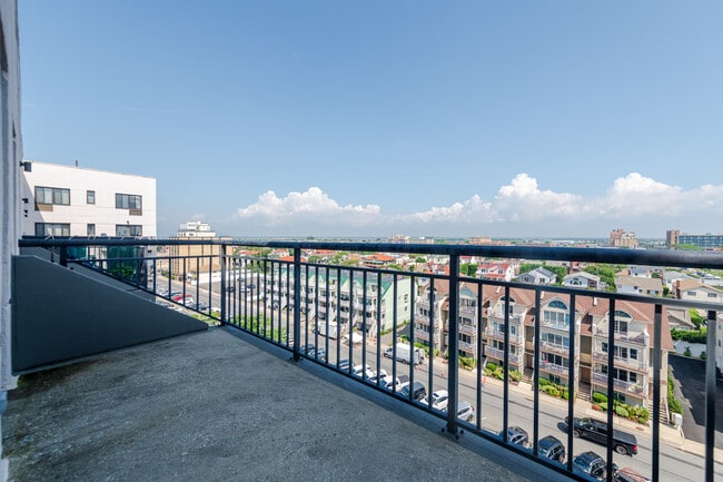 Building Photo - 100 W Broadway