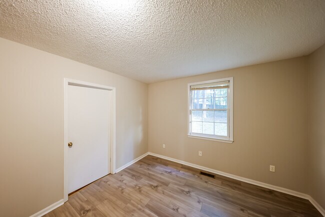 Building Photo - 912 Burnt Pine Dr