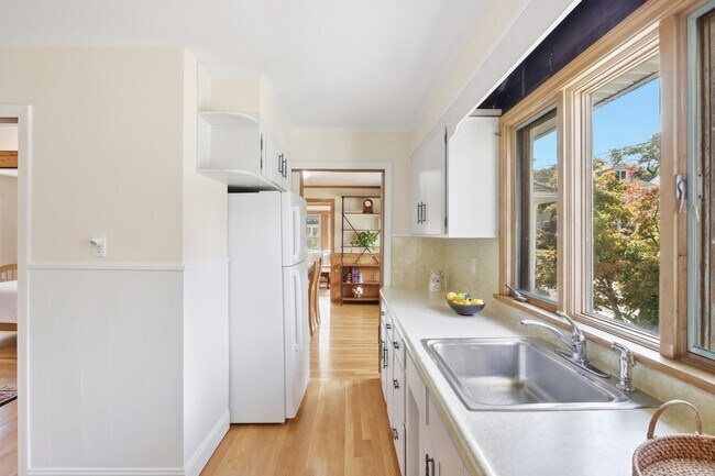 Building Photo - 131 Highland Ave