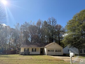 Building Photo - Lovely 3 BR / 2 Bath with Sunroom!