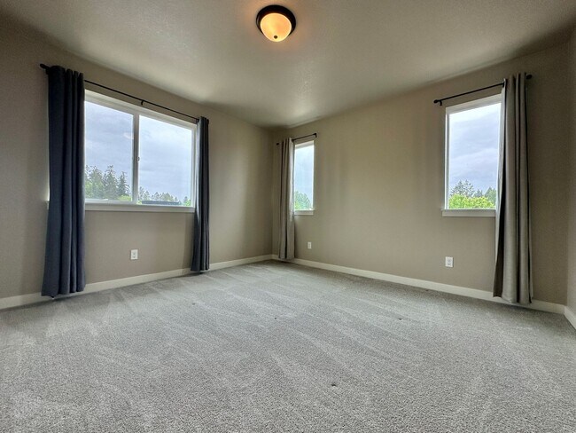Building Photo - Beautiful Three Bedroom Townhome in Sustai...