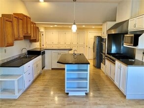 Building Photo - 16 Clearview Ave