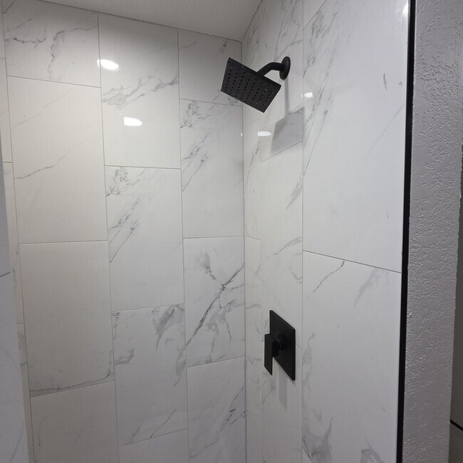 Building Photo - Beautiful 4 bedrooms and 2 full baths home located on E 113th St in Kansas City, MO