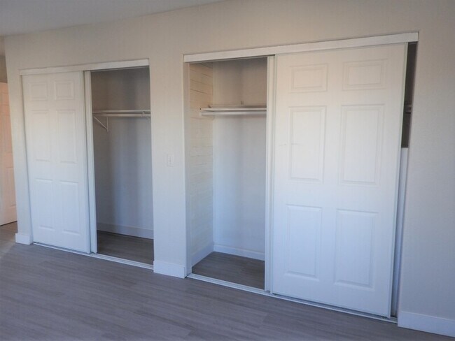 Building Photo - 2220 W Bell Vista Ave