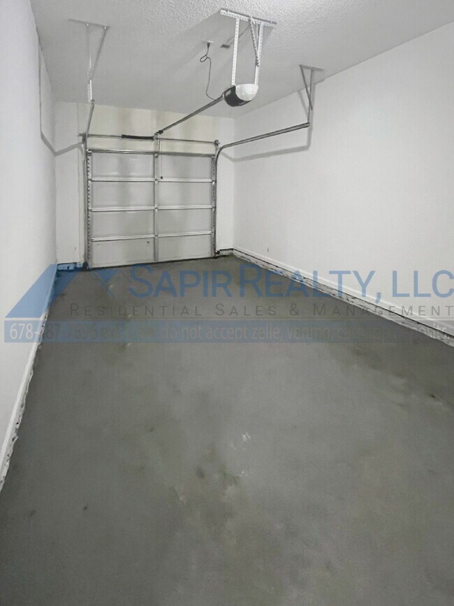 Building Photo - 5000 Lincoln Dr
