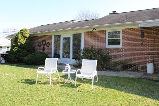 Building Photo - 9083 Meadowbrook Cir