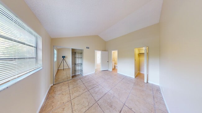 Building Photo - 1br /1bath Spacious Condo With Den - Boca Raton!  ** Water & Cable Included ** Available NOW **