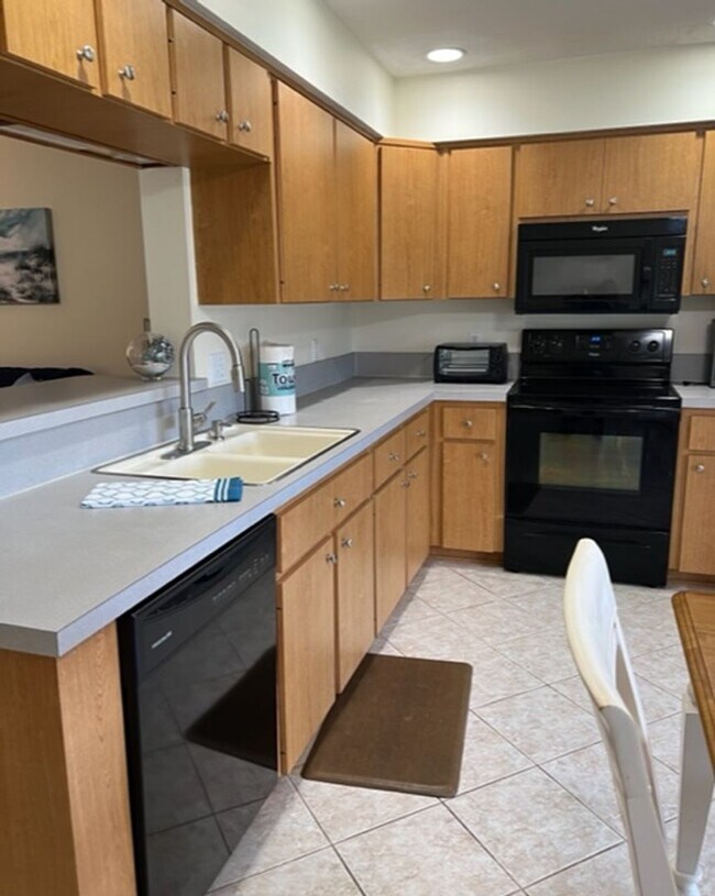 Building Photo - Beautiful Waterfront 2/2 Furnished Condo with community pool!