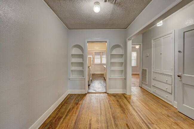 Building Photo - Beautiful half duplex available September in the Pearl District!