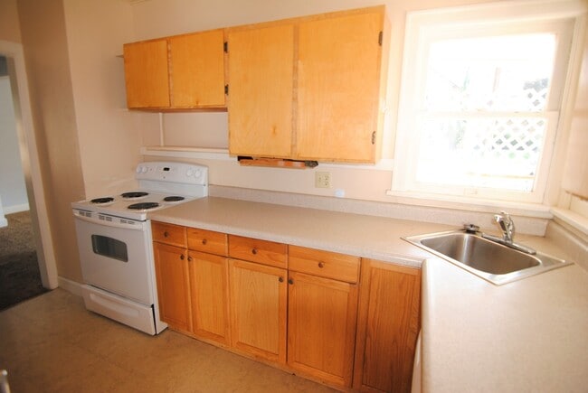 Building Photo - Charming 3 Bedroom, 2 Bath House For Rent!!