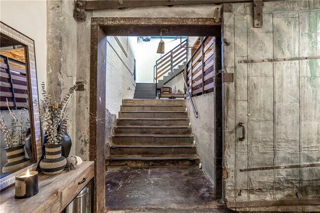 Building Photo - 650 Glen Iris Dr NE