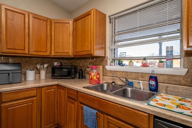 Building Photo - 4 Bedroom Rental Available February 15th!