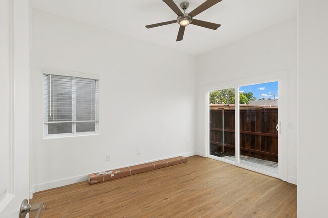 Building Photo - Luxurious Coastal Retreat with Stunning Oc...