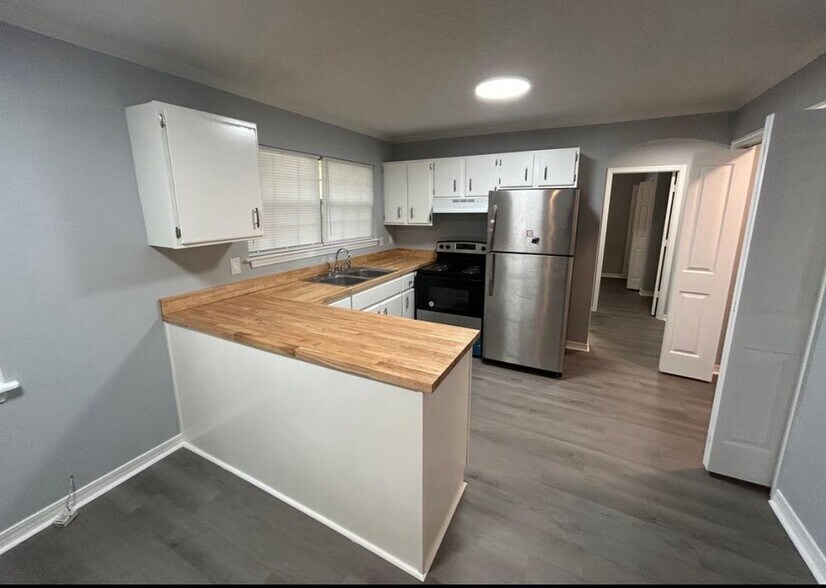 Building Photo - 2006 Ducayet St